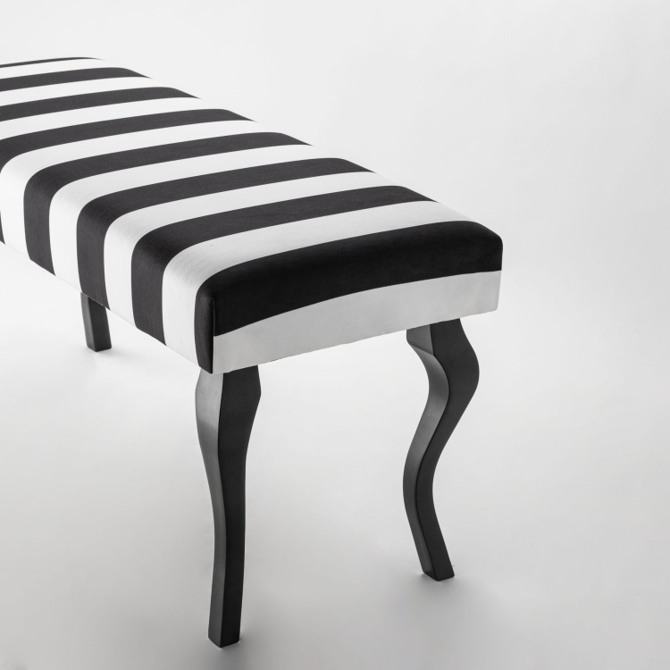 Ławka w czarno białe paski z czarnymi nogami