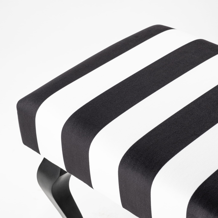 Czarno białe paski na ławce