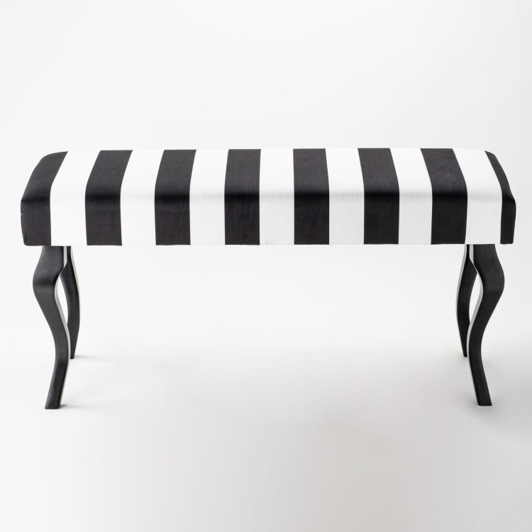 Wzorzysta ławka tapicerowana w paski