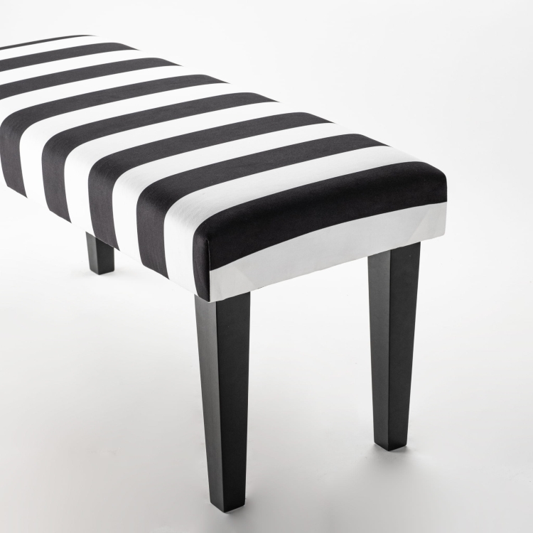 Ławka w czarno białe paski z czarnymi nogami