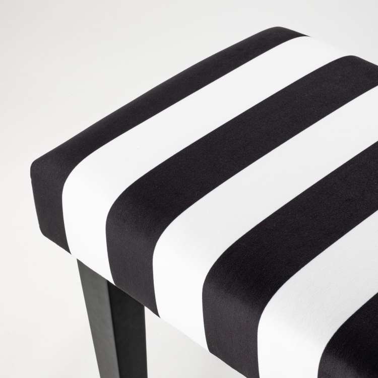 Czarno białe paski na ławce