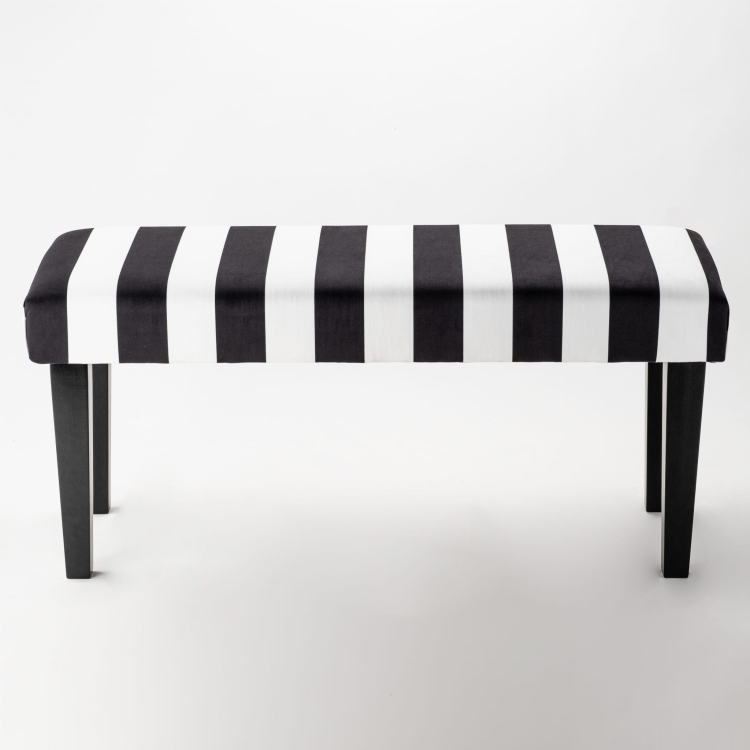 Wzorzysta ławka tapicerowana w paski