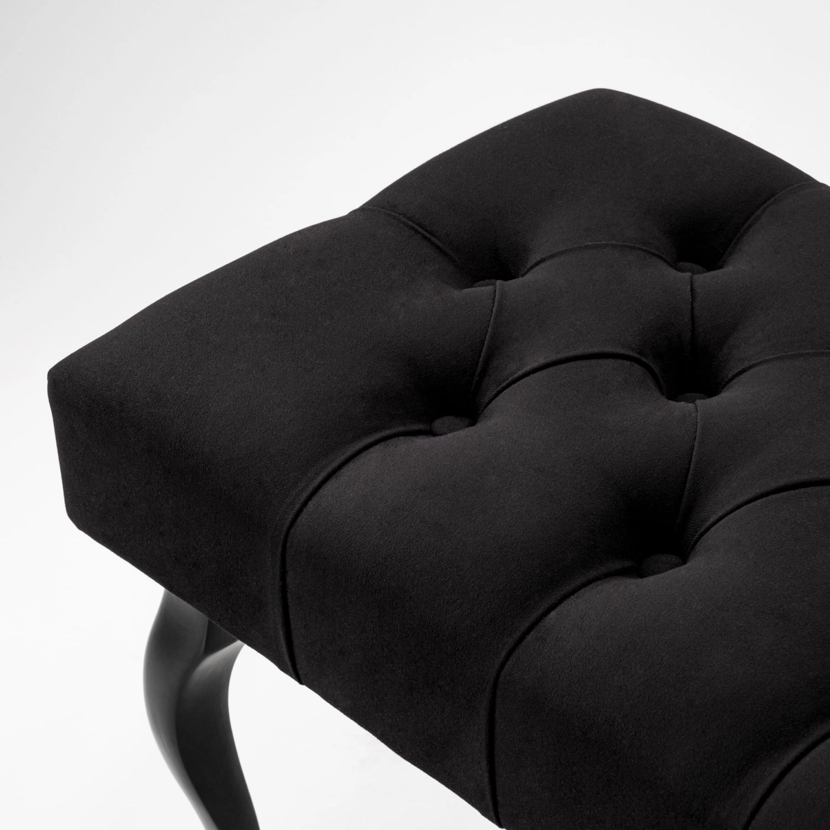 Pikowana ławka chesterfield w kolorze czarnym do przedpokoju
