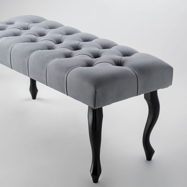 Ławka w odcieniu szarości z pikowaniem i czarnymi nogami