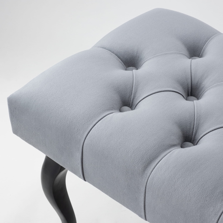 Pikowana ławka w kolorze szarym