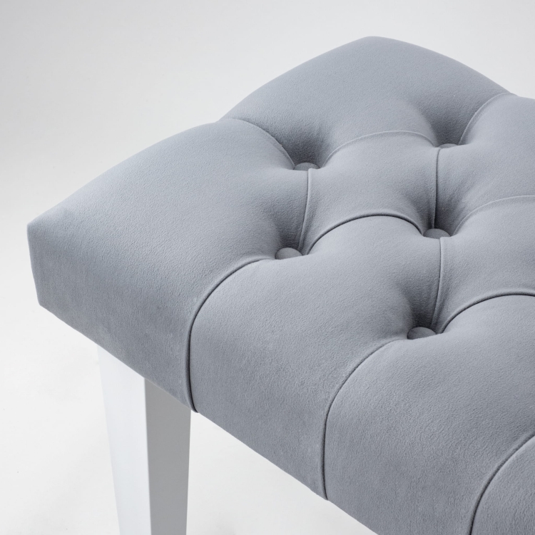 Pikowana ławka w kolorze szarym