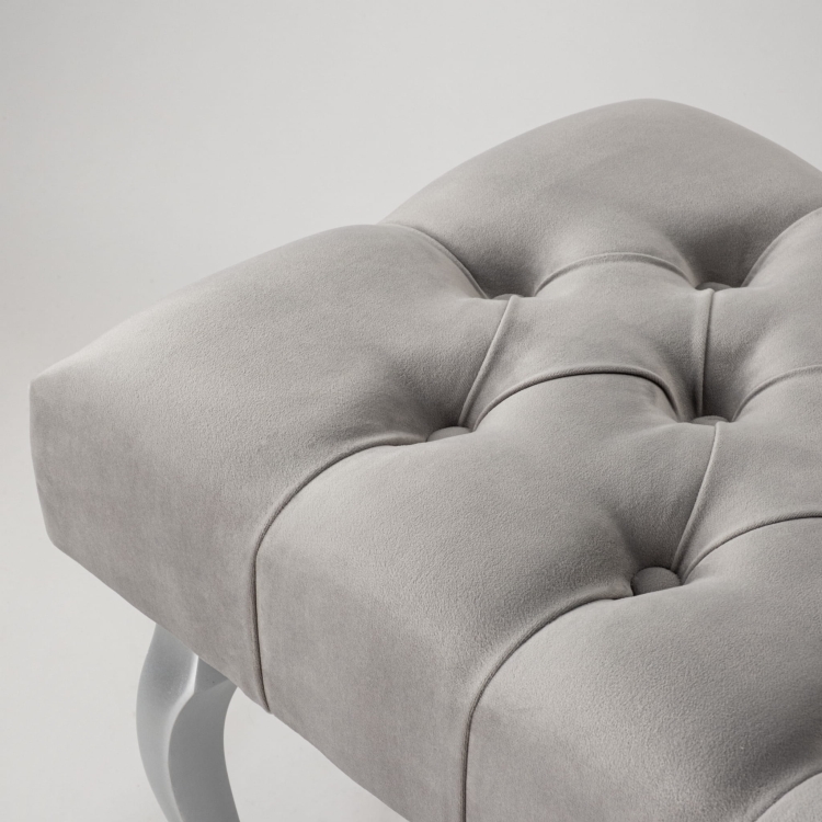 Elegancka szara ławka z tapicerką i srebrnymi nogami