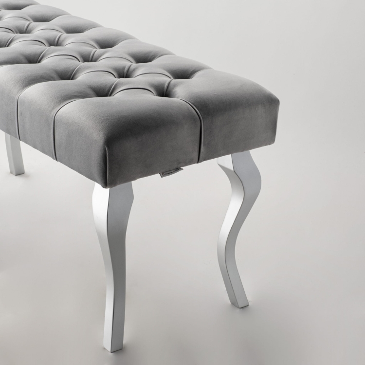 Pikowana szara ławka z błyszczącymi chromowanymi nogami