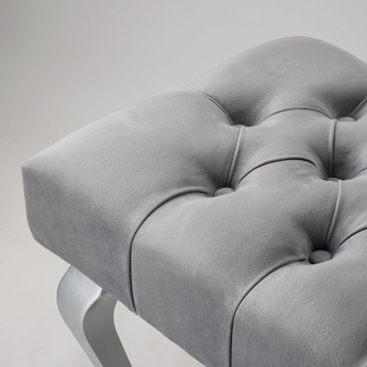 Ławka pikowana w kolorze szarym z połyskującymi chromowanymi nogami