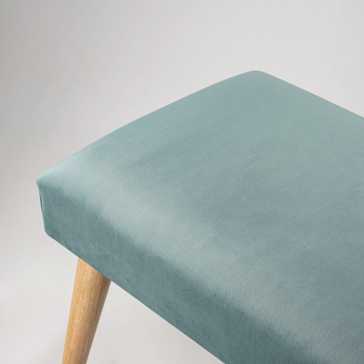 Elegancka miętowa ławka z tapicerką i drewnianymi nogami