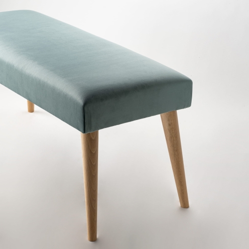 Stylowa ławka w kolorze miętowym z tapicerką i drewnianą podstawą idealna do salonu lub przedpokoju