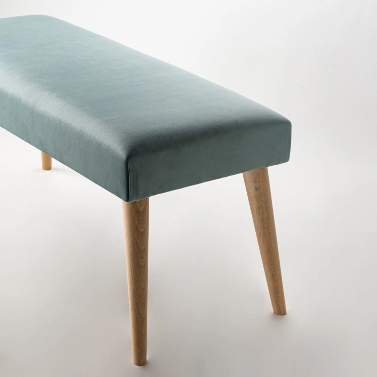 Stylowa ławka w kolorze miętowym z tapicerką i drewnianą podstawą idealna do salonu lub przedpokoju