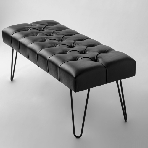 Czarna ławka skórzana w kolorze czarnym na metalowych nogach