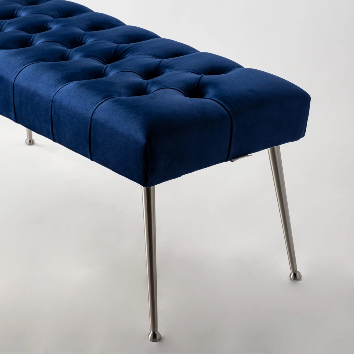 Granatowa ławka pikowana z metalowymi nogami idealna do wnętrz w stylu loft