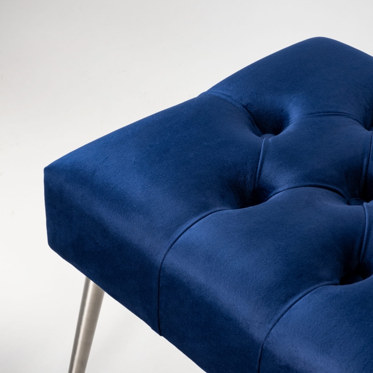 Granatowa pikowana ławka z metalowymi nogami