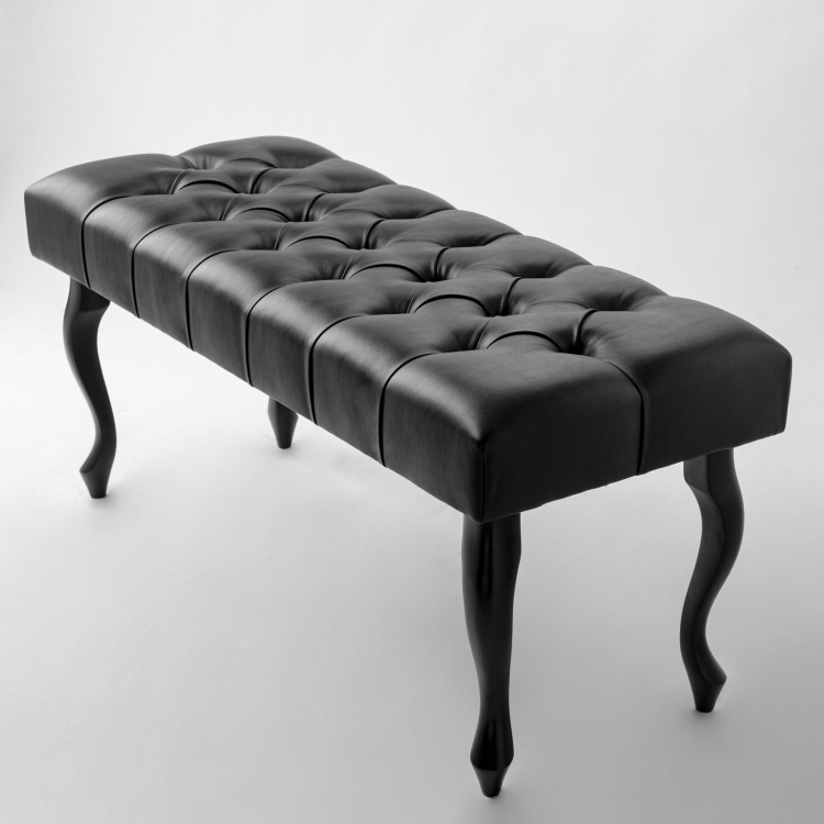 Czarna pikowana ławka z tapicerką skórzaną połączenie funkcjonalności i ponadczasowej elegancji
