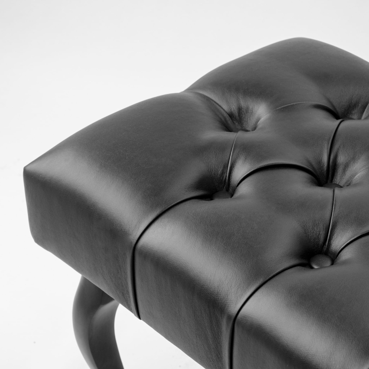 Elegancka czarna ławka pikowana ze skóry