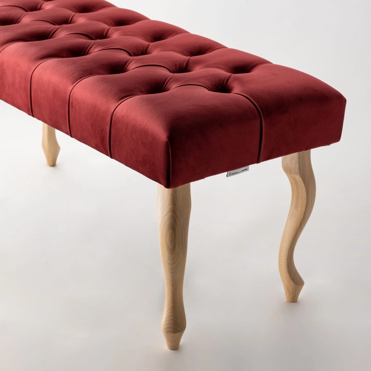 Elegancka pikowana ławka burgundowa z drewnianymi nogami