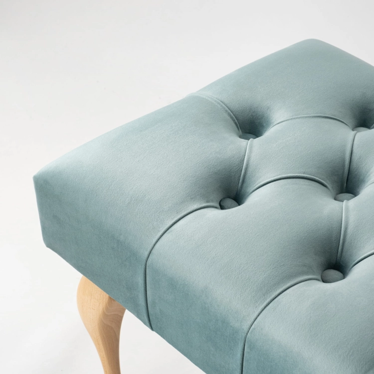 Miętowa ławka pikowana z drewnianymi nogami świeży akcent do jasnych, nowoczesnych wnętrz