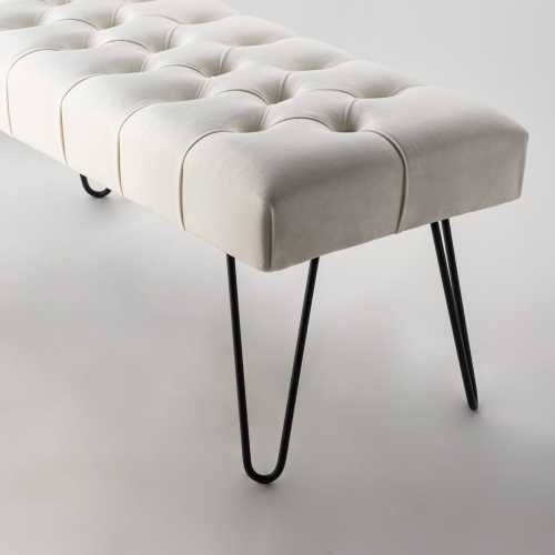 Pikowana ławka w kolorze kremowym z nogami typu piny