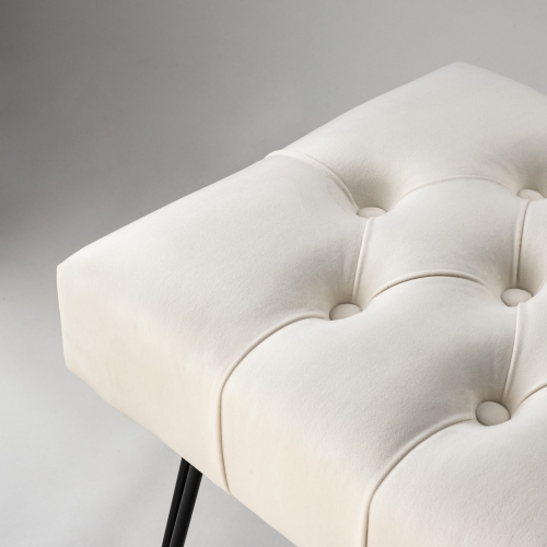 Kremowa ławka pikowana z designerskimi nogami w kształcie pinów