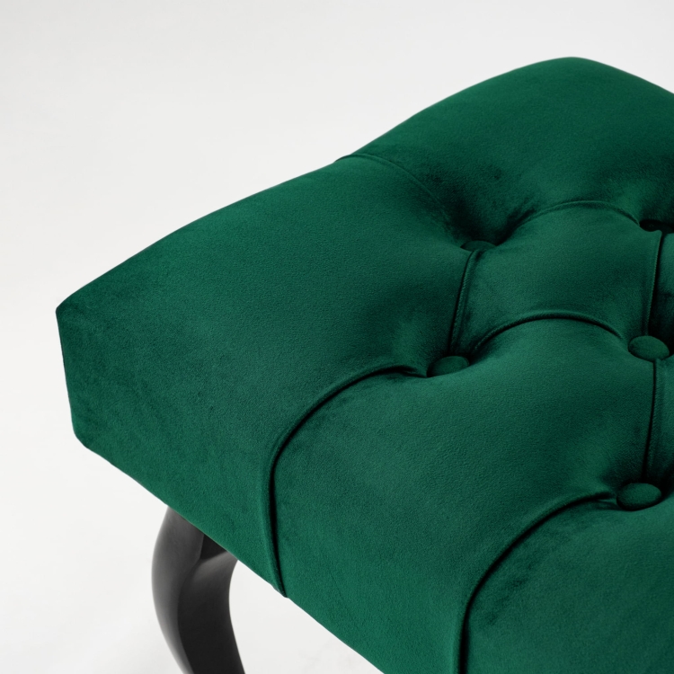 Pikowana ławka w odcieniu butelkowej zieleni z czarnymi nogami