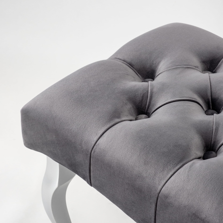 pikowana ławka w kolorze szarym