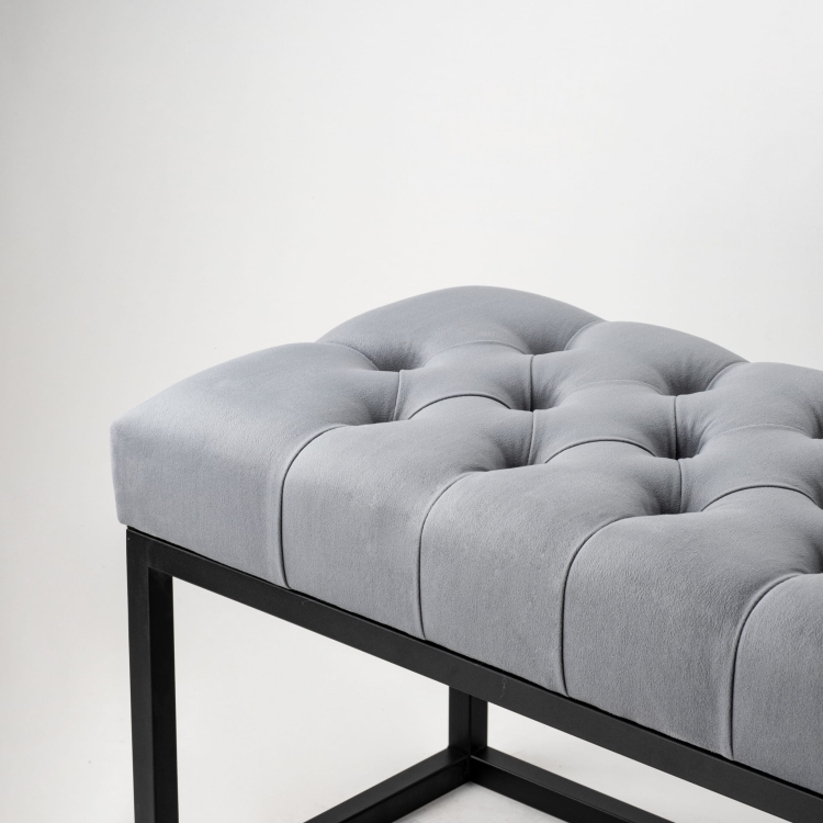 Industrialna ławka pikowana na metalowym stelażu