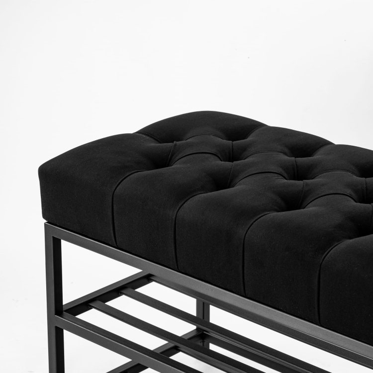 Czarna pikowana ławka na metalowej podstawie