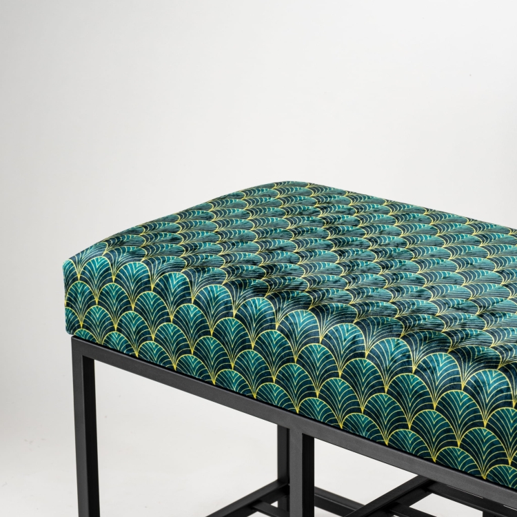 Tapicerowana ławka w stylu loftowym na metalowej podstawie