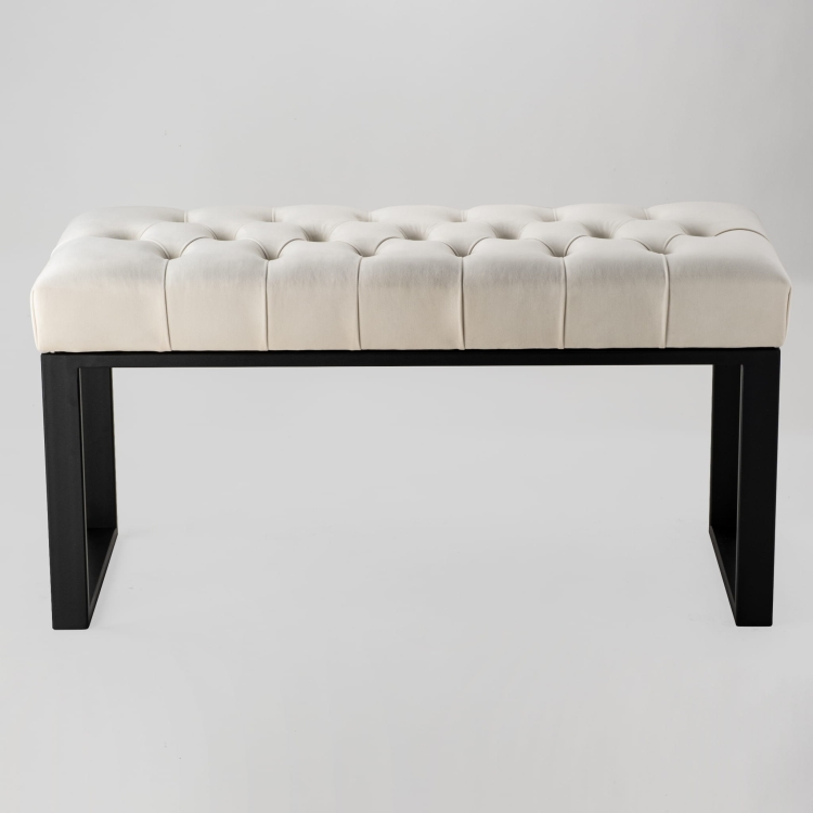 Metalowa ławka pikowana w kolorze białym