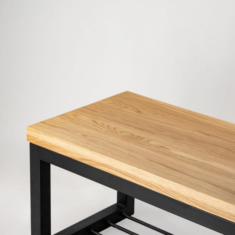 Ławka metalowa z półką na buty i drewnianym blatem, idealna do loftowych wnętrz