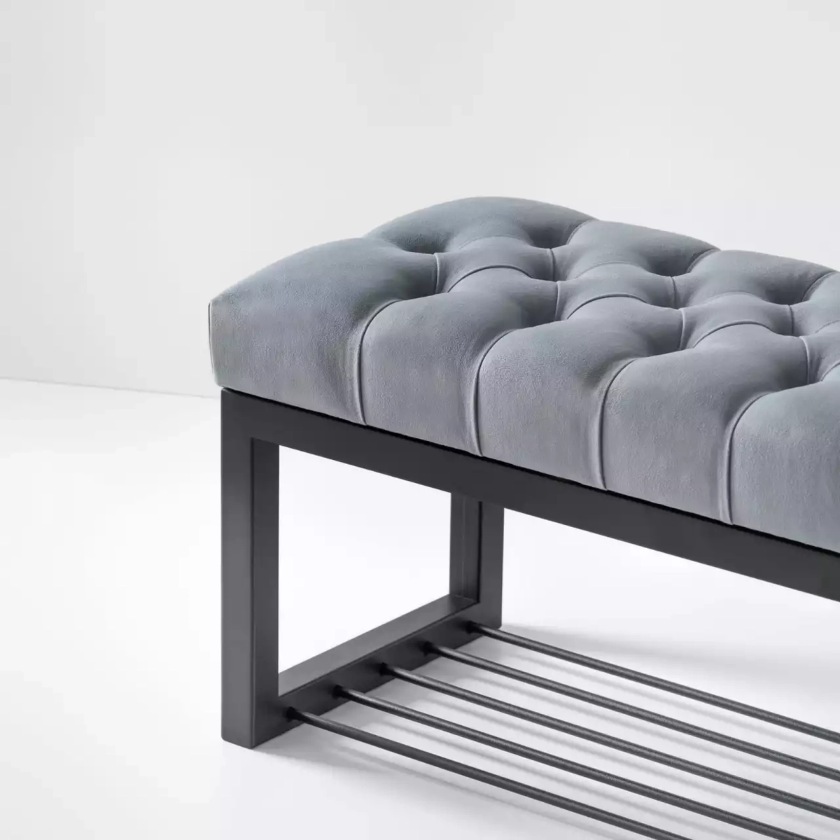 Ławeczka industrialna do przedpokoju z półką na buty